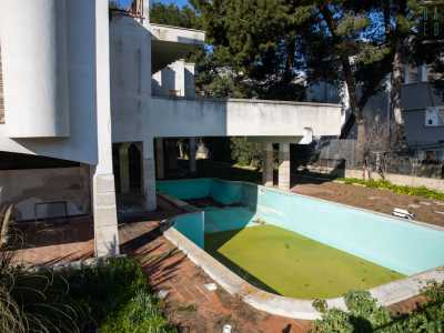 Nell�ultimo tratto via Berlinguer offre un poco nobile spettacolo di degrado: a cominciare da un edificio disabitato dotato anche di una piscina prosciugata sui bordi della quale giacciono vistosi rifiuti